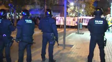 Los enfrentamientos entre independentistas y ultras de extrema derecha protagonizan la noche en Barcelona