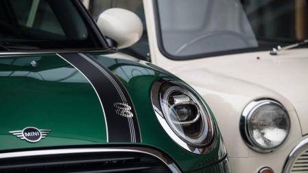 DISTINTOS OJOS, MISMA MIRADA. La versión especial del 60 aniversario está repleta de elementos inspirados en el modelo original. Pintado en el popular color verde 'British Racing Green', luce diferentes acabados metalizados en negro, gris, plateado o azul como alternativas. Destaca por sus franjas del capó, llantas de 17' y distintivos '60 Years'.