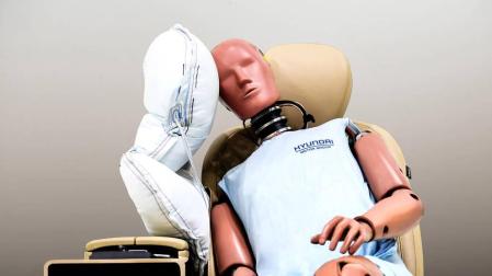 El airbag central se instala dentro del asiento del conductor y se desplegará una vez que se detecte el impacto. Reducirá las lesiones en la cabeza de los pasajeros de los asientos delanteros.