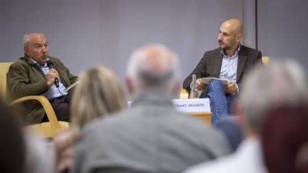 Iñaki Iriarte estuvo acompañado en la presentación de ayer por Jesús María Osés.