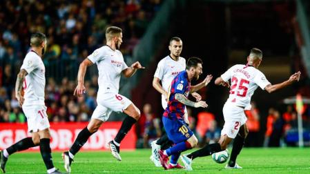 Messi conduce el balón entre cuatro jugadores del Sevilla