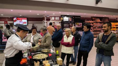 E.Leclerc Pamplona ofrece al público un Showcooking con cordero de Navarra como elemento principal