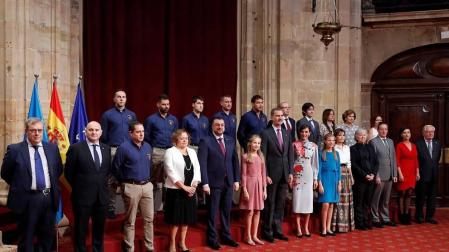 La princesa Leonor y la infanta Sofía han participado en la primera audiencia que los Reyes han ofrecido este viernes a los mejores estudiantes de la Universidad de Oviedo del pasado curso al comienzo en el marco de los actos por los Premios Princesa de Asturias.