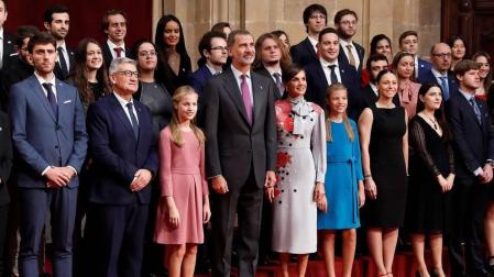 La princesa Leonor y la infanta Sofía han participado en la primera audiencia que los Reyes han ofrecido este viernes a los mejores estudiantes de la Universidad de Oviedo del pasado curso al comienzo en el marco de los actos por los Premios Princesa de Asturias.