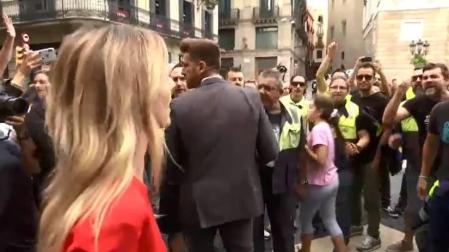 Un grupo de estibadores insultan a Álvarez de Toledo, que se encara con ellos