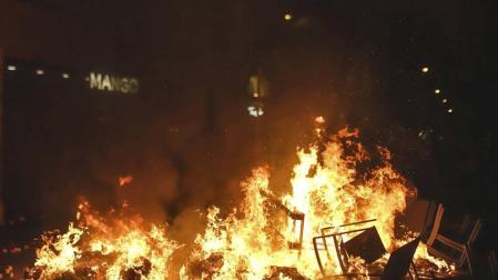 Detenidas 19 personas y 5 mossos heridos en otra noche de altercados en Barcelona