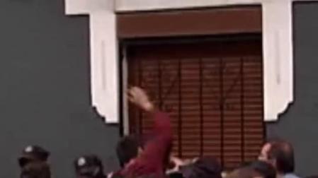 Vitori no está sola: sus vecinos consiguen que se marchen los okupas