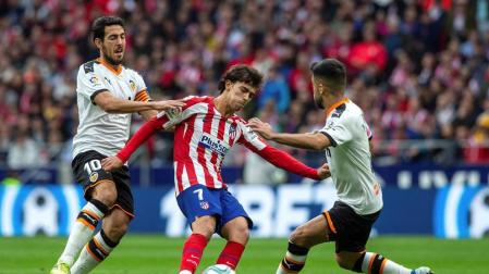 El Atlético aumenta sus dudas contra un Valencia también ramplón