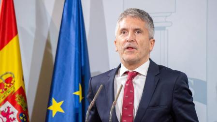El ministro del Interior en funciones, Fernando Grande-Marlaska, ofrece una rueda de prensa durante su visita a Barcelona.