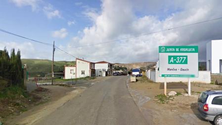 Desalojados 40 vecinos tras un incendio forestal en Manilva (Málaga)