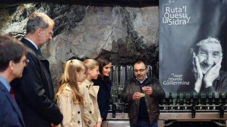El rey Felipe VI, la infanta Sofía, la princesa Leonor y la reina Letizia pasean durante su visita al Pueblo Ejemplar de la Fundación Princesa de Asturias, Asiegu, en Asiegu (Asturias).