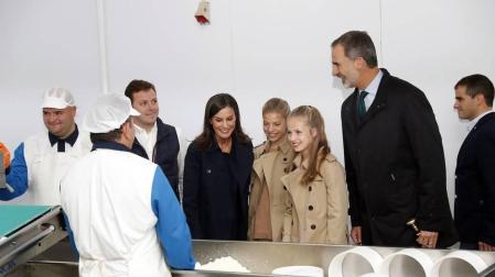 El rey Felipe VI, la infanta Sofía, la princesa Leonor y la reina Letizia pasean durante su visita al Pueblo Ejemplar de la Fundación Princesa de Asturias, Asiegu, en Asiegu (Asturias).