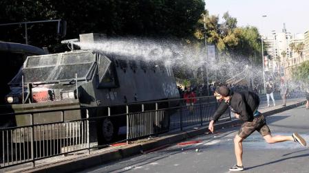 El Gobierno chileno decretó el estado de emergencia tras los disturbios causados en las calles de la capital y otras ciudades tras el anuncio del encarecimiento del billete de metro.