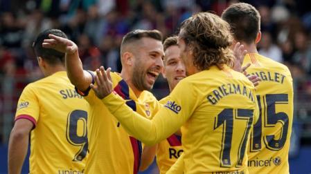 Jordi Alba felicita a Griezmann tras anotar el primer gol ante el Eibar.