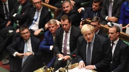 Johnson sufre otro revés al apoyar los diputados un retraso del 'brexit'