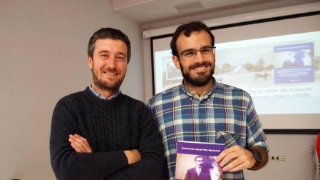 De izda. a dcha., Eduardo Garralda Domezain y Alejandro Pulido Azpirotz, con el libro.