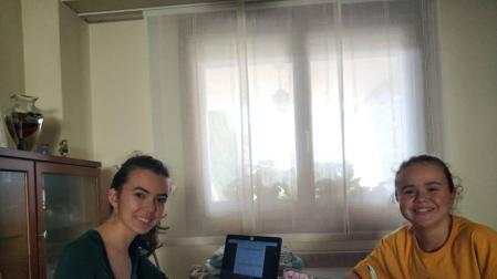 Helena Arellano (izda), de 17 años y alumna de 2º de Bachiller; y su hermana Marta, de 12 y en 1º de la ESO, estudian en el Sagrado Corazón.