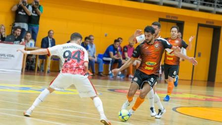 Lemine intenta irse del jugador de ElPozo Murcia Paradynski, en el partido que diputaron el pasado mes en la 'Caldera'.