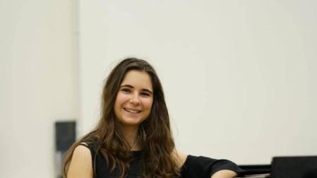 Paula Belzunegui, sentada al piano.
