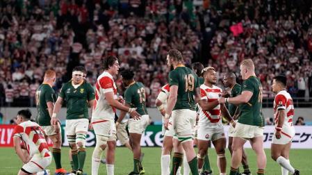 Jugadores sudafricanos y japoneses se saludan tras el encuentro.