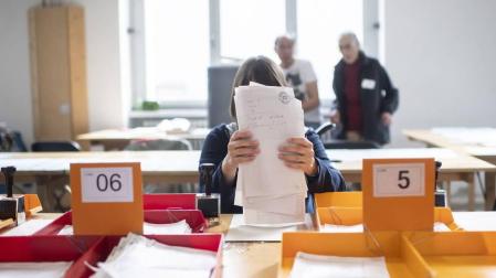 Una voluntaria ayuda a contabilizar los votos para las elecciones nacionales celebradas este domingo en Suiza