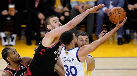 Marc Gasol intenta bloquear un tiro de Stephen Curry.