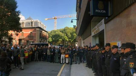 Una concentración apoya en Pamplona a los policías desplegados en Cataluña y pide "contundencia" ante la violencia