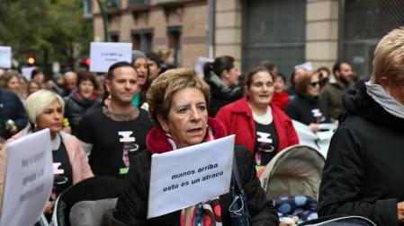 El grupo de madres y padres que reclaman la devolución del IRPF se ha manifestado este sábado en Pamplona para reclamar el IRPF por las bajas de maternidad.