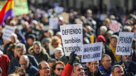El sector del taxi se une a los pensionistas en su protesta en Madrid