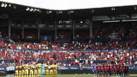 Los jugadores de Osasuna y Barcelona guardan un minuto de silencio tras el fallecimiento de la hija de Luis Enrique, antes de comenzar el partido en el Estadio de El Sadar