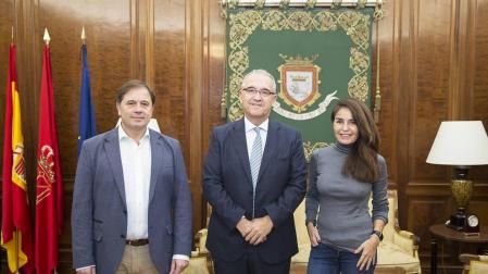 Enrique Maya conoce el proyecto teatral 'Belcebú' de la mano de Blanca Marsillach