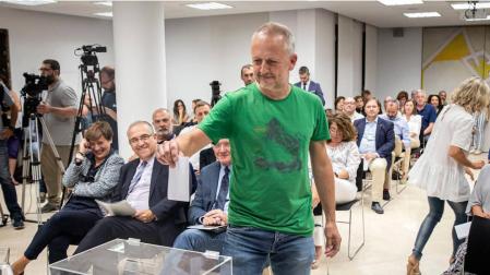 David Campión, nuevo presidente de la Mancomunidad de la Comarca de Pamplona, depositando su voto