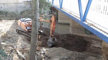 Una excavadora retiraba tierra esta semana del fondo del cauce en Cidacos en Tafalla, un tipo de intervención que sí suele autorizar Medi o Ambiente.