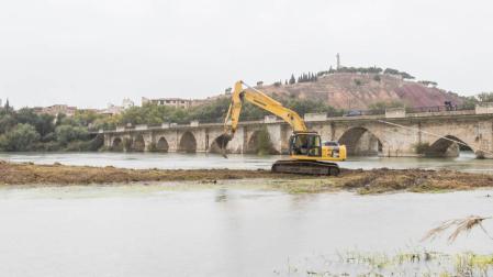 Eliminan gravas en la isla del Ebro en Tudela para mejorar el flujo de agua en las riadas