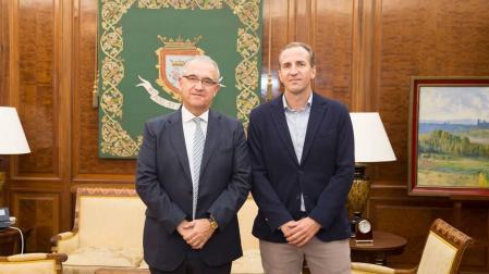 El alcalde recibe al nuevo presidente del Club Tenis Pamplona