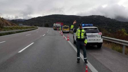Parado por avería en la AP-15, en Irurtzun, un camión con 27 toneladas de ácido sulfúrico
