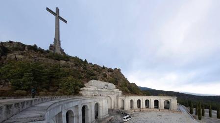 Los familiares de la familia Franco acompañados del prior de la basílica del Valle de los Caídos, Santiago Cantera, acceden al templo.