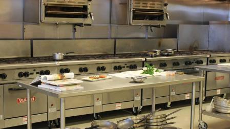 Detenido un cocinero por amenazar y encerrar en su restaurante a un policía