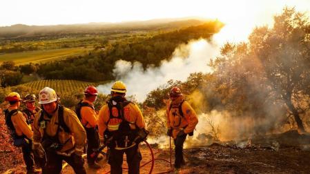 Bomberos en Geyserville, California.