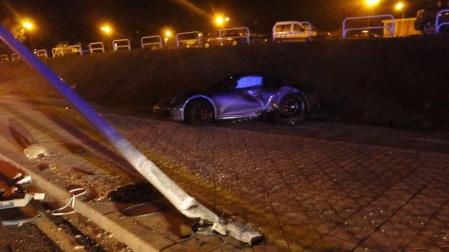 Empotra su Porsche contra una farola en la calle Sadar de Pamplona