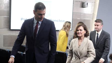Pedro Sánchez, acompañado de la vicepresidenta, Carmen Calvo.