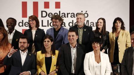 Los dirigentes de EH Bidu, Arnaldo Otegi (2d) y Maddalen Iriarte (d), junto con el vicepresidente del Govern, Pere Aragonès (i), y la dirigente de ERC, Marta Vilalta, (2i).