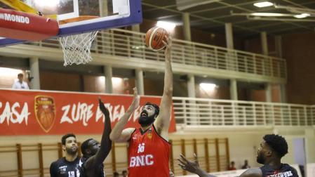Eduardo Hernández-Sonseca, pívot del Basket Navarra, en un lanzamiento en el anterior partido.