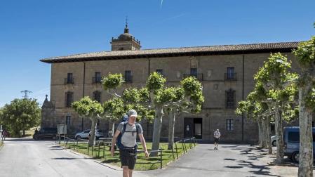 Un peregrino a su paso por el Monasterio de Irache, donde San Veremundo fue monje y abad.