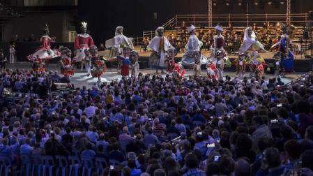 El concierto fue una celebración de la cultura y el folklore navarros. En la imagen, los gigantes de la Comparsa danzan al ritmo de La Pamplonesa.
