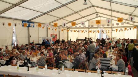 RANCHO PARA TODOS. Los participantes en el concurso de calderetes comieron todos juntos en la carpa después.