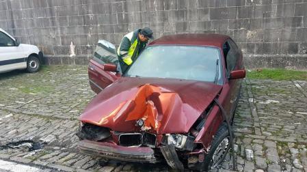 Un vehículo choca de madrugada contra el edificio del Ayuntamiento de Roncal