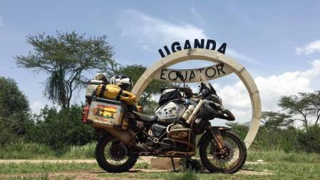 El sudafricano Uwe Schmidt, de 60 años, ha pasado por Uterga durante su viaje en moto por todo el mundo que comenzó hace cinco años