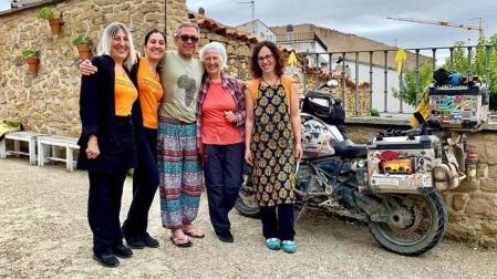 El sudafricano Uwe Schmidt, de 60 años, ha pasado por Uterga durante su viaje en moto por todo el mundo que comenzó hace cinco años