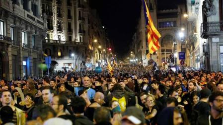 Fotos de la concentración convocada por los CDR en Barcelona frente a la Jefatura de la Policía Nacional en la Vía Laietana